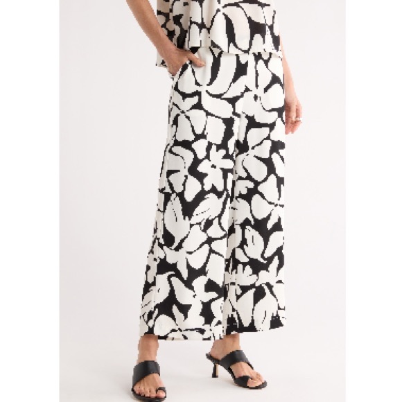 Nordstrom Rack Pants - NWT NORDSTROM RACK
Wide Leg black and white,
Crop Pants Size M